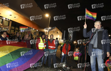 Demo gegen das Verbot für das Hissen der Regenbogenflagge in Falkensee