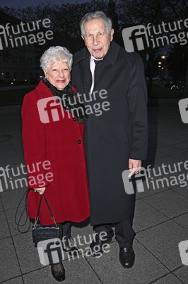 Theaterpremiere 'Keiner hat gesagt, dass Du ausziehen sollst' in Berlin