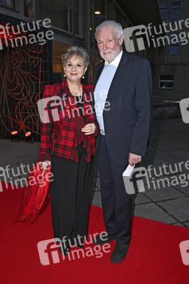 Theaterpremiere 'Keiner hat gesagt, dass Du ausziehen sollst' in Berlin