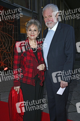 Theaterpremiere 'Keiner hat gesagt, dass Du ausziehen sollst' in Berlin