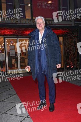 Theaterpremiere 'Keiner hat gesagt, dass Du ausziehen sollst' in Berlin