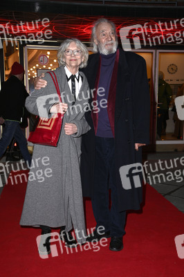 Theaterpremiere 'Keiner hat gesagt, dass Du ausziehen sollst' in Berlin