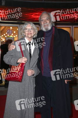 Theaterpremiere 'Keiner hat gesagt, dass Du ausziehen sollst' in Berlin