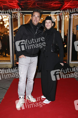 Theaterpremiere 'Keiner hat gesagt, dass Du ausziehen sollst' in Berlin