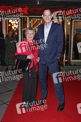 Theaterpremiere 'Keiner hat gesagt, dass Du ausziehen sollst' in Berlin