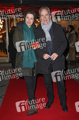 Theaterpremiere 'Keiner hat gesagt, dass Du ausziehen sollst' in Berlin