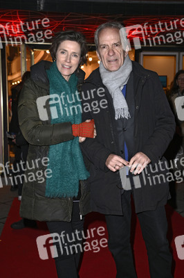 Theaterpremiere 'Keiner hat gesagt, dass Du ausziehen sollst' in Berlin