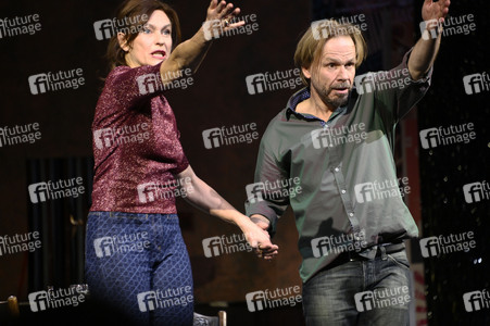 Theaterpremiere 'Keiner hat gesagt, dass Du ausziehen sollst' in Berlin