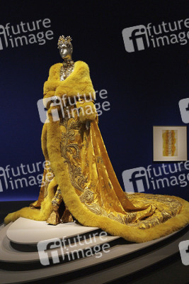 Modeausstellung von Guo Pei in Hongkong