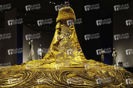 Modeausstellung von Guo Pei in Hongkong