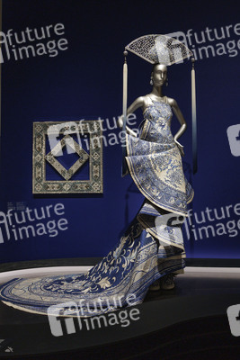 Modeausstellung von Guo Pei in Hongkong
