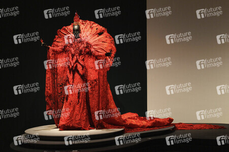 Modeausstellung von Guo Pei in Hongkong