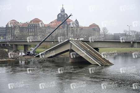 Abrissarbeiten am Zug C der Carolabrücke in Dresden