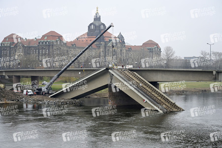 Abrissarbeiten am Zug C der Carolabrücke in Dresden