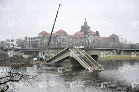 Abrissarbeiten am Zug C der Carolabrücke in Dresden