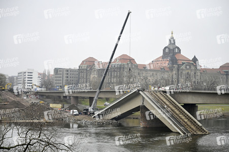 Abrissarbeiten am Zug C der Carolabrücke in Dresden