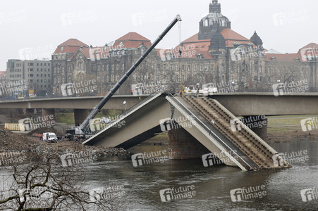 Abrissarbeiten am Zug C der Carolabrücke in Dresden