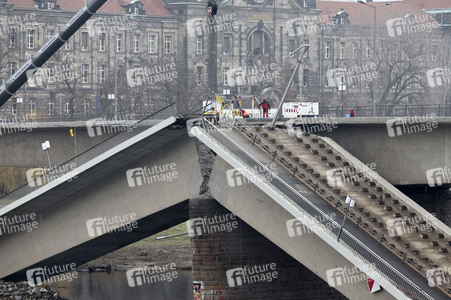 Abrissarbeiten am Zug C der Carolabrücke in Dresden