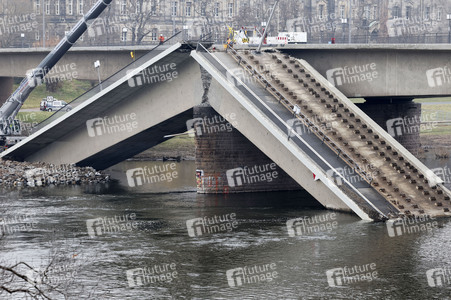 Abrissarbeiten am Zug C der Carolabrücke in Dresden