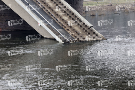 Abrissarbeiten am Zug C der Carolabrücke in Dresden
