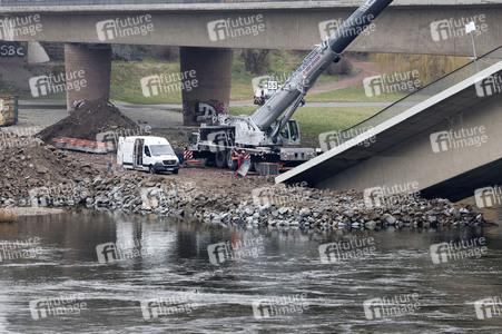 Abrissarbeiten am Zug C der Carolabrücke in Dresden