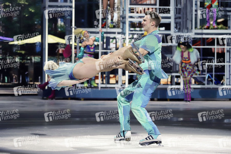 Eisrevue-Premiere 'Holiday on Ice - Horizons' in Hamburg