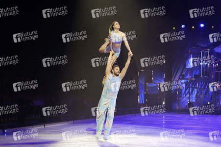 Eisrevue-Premiere 'Holiday on Ice - Horizons' in Hamburg