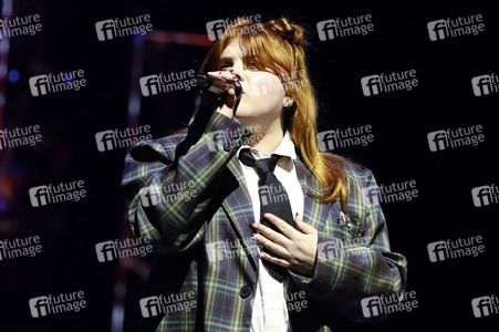 Eisrevue-Premiere 'Holiday on Ice - Horizons' in Hamburg