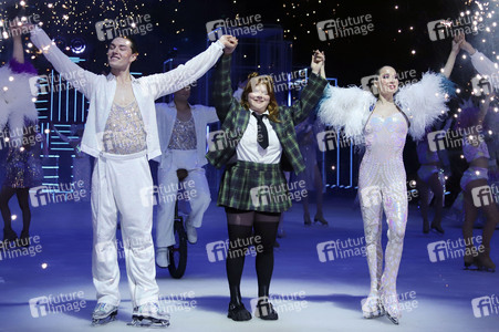 Eisrevue-Premiere 'Holiday on Ice - Horizons' in Hamburg