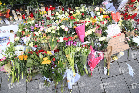 Stilles Gedenken am Ort des mutmaßlichen Anschlags vom 13. Februar in München