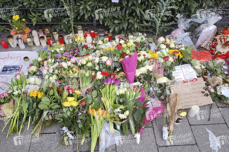 Stilles Gedenken am Ort des mutmaßlichen Anschlags vom 13. Februar in München