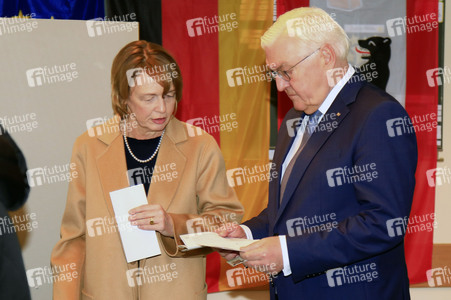 Frank-Walter Steinmeier bei der Stimmabgabe zur Bundestagswahl in Berlin