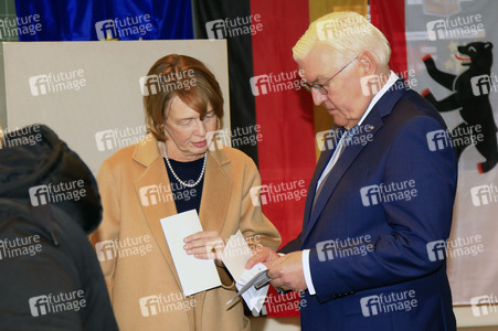 Frank-Walter Steinmeier bei der Stimmabgabe zur Bundestagswahl in Berlin