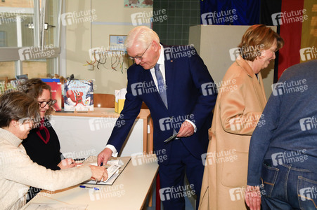 Frank-Walter Steinmeier bei der Stimmabgabe zur Bundestagswahl in Berlin