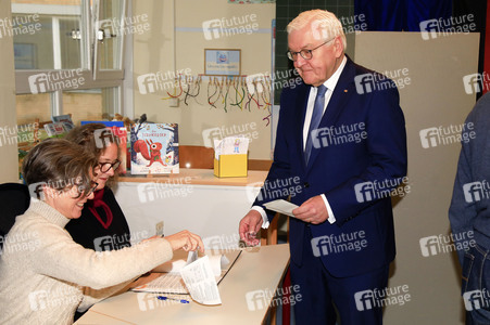 Frank-Walter Steinmeier bei der Stimmabgabe zur Bundestagswahl in Berlin