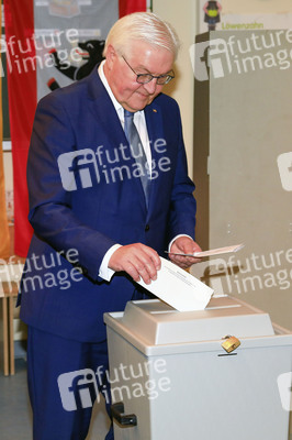 Frank-Walter Steinmeier bei der Stimmabgabe zur Bundestagswahl in Berlin