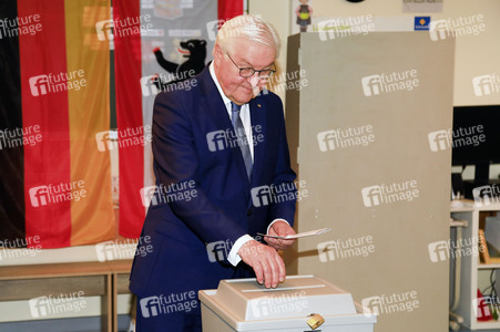 Frank-Walter Steinmeier bei der Stimmabgabe zur Bundestagswahl in Berlin
