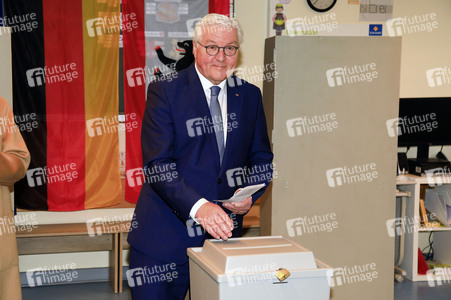 Frank-Walter Steinmeier bei der Stimmabgabe zur Bundestagswahl in Berlin