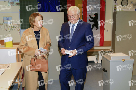 Frank-Walter Steinmeier bei der Stimmabgabe zur Bundestagswahl in Berlin