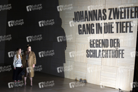 Theaterpremiere 'Die heilige Johanna der Schlachthöfe' in Berlin