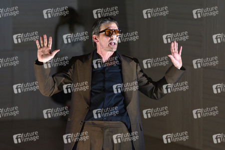 Theaterpremiere 'Die heilige Johanna der Schlachthöfe' in Berlin