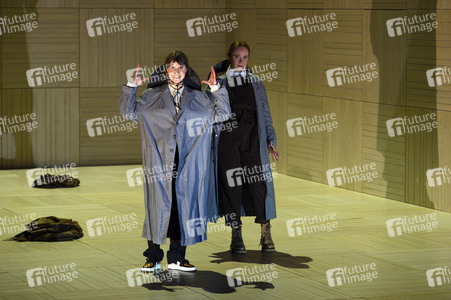 Theaterpremiere 'Die heilige Johanna der Schlachthöfe' in Berlin