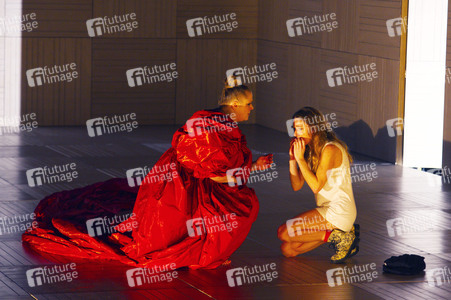 Theaterpremiere 'Die heilige Johanna der Schlachthöfe' in Berlin