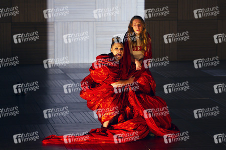 Theaterpremiere 'Die heilige Johanna der Schlachthöfe' in Berlin