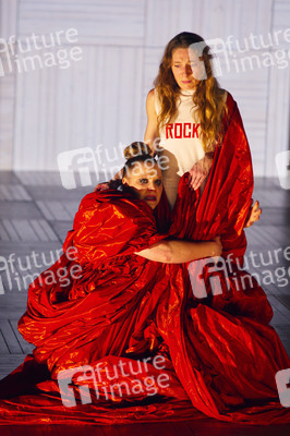 Theaterpremiere 'Die heilige Johanna der Schlachthöfe' in Berlin