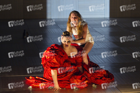 Theaterpremiere 'Die heilige Johanna der Schlachthöfe' in Berlin