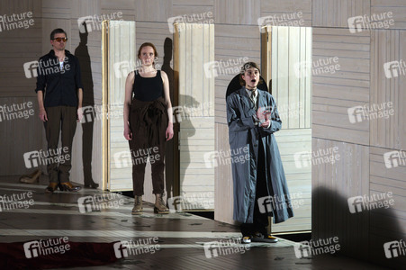 Theaterpremiere 'Die heilige Johanna der Schlachthöfe' in Berlin