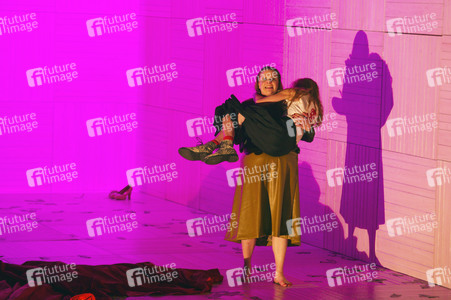 Theaterpremiere 'Die heilige Johanna der Schlachthöfe' in Berlin