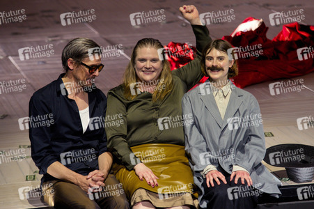 Theaterpremiere 'Die heilige Johanna der Schlachthöfe' in Berlin