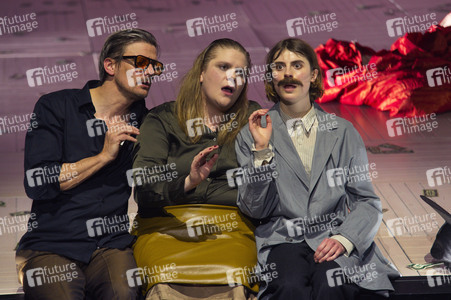 Theaterpremiere 'Die heilige Johanna der Schlachthöfe' in Berlin